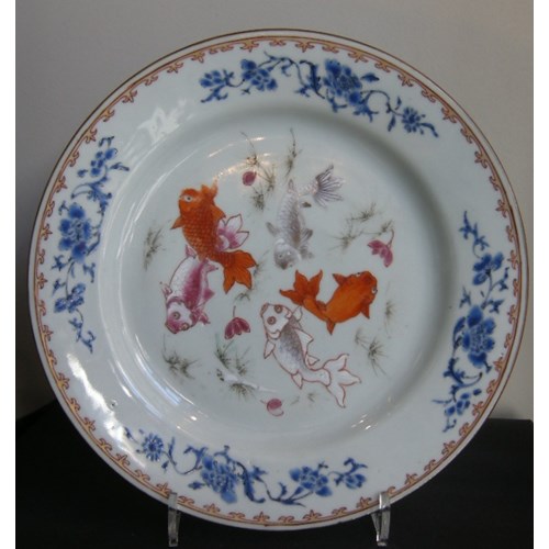 Plate of the Famille rose decorated with 5 fish in the seabed